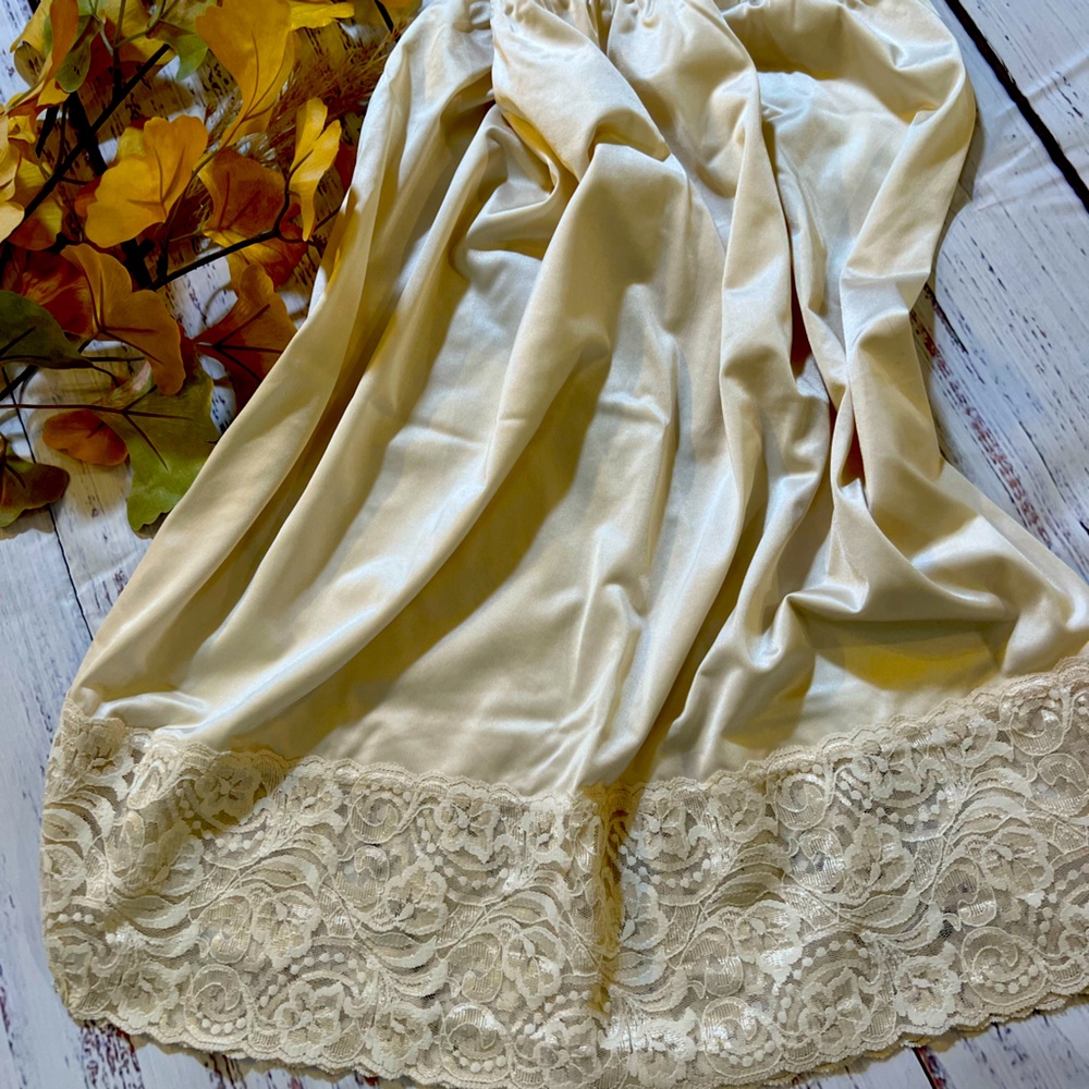 Vintage 1990’s Vanity Fair Ivory Half Slip 22” With Side Slit
